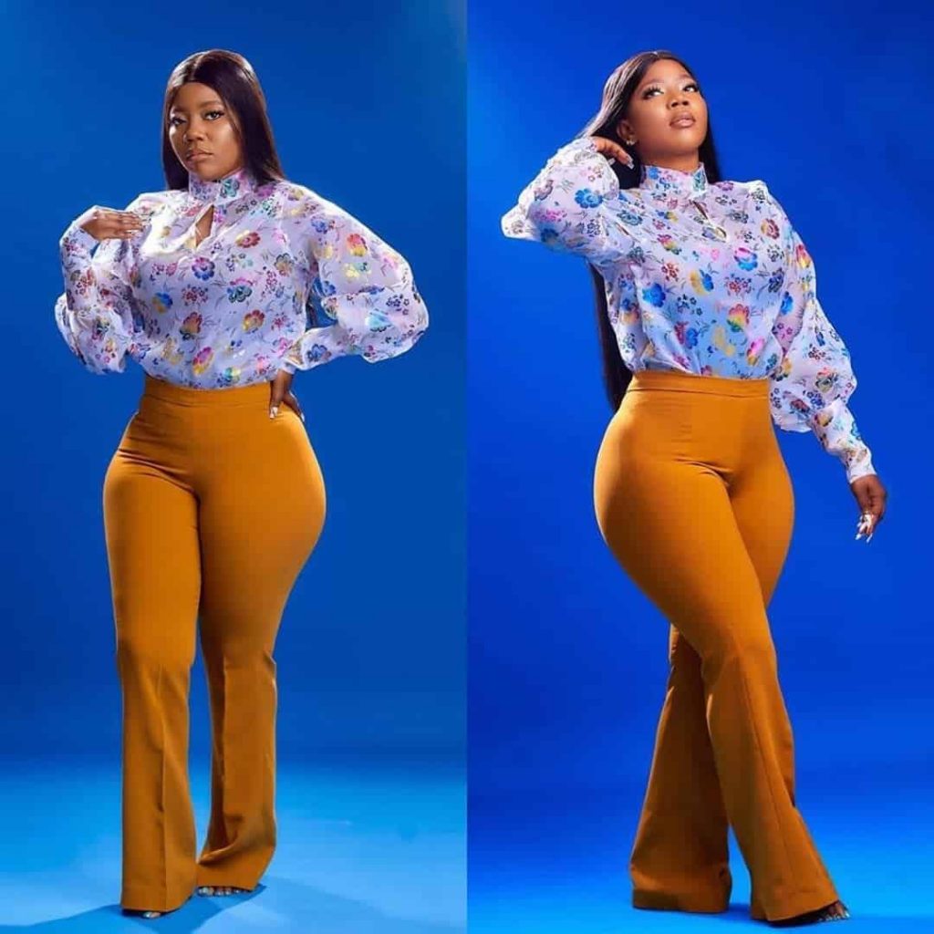 11 PHOTOS Stylish, Fashionable & Modish Office Wears For Women - Latest Fashion Styles