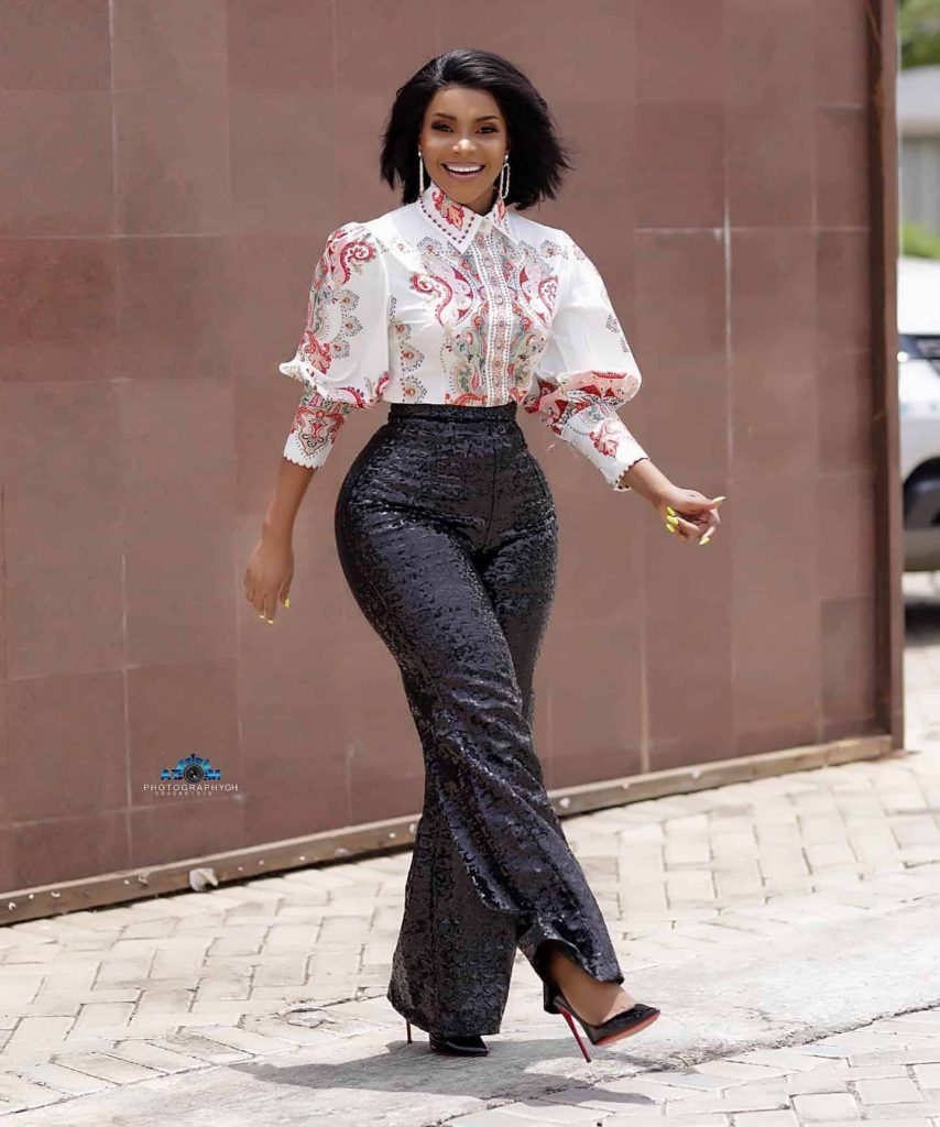11 PHOTOS Stylish, Fashionable & Modish Office Wears For Women - Latest Fashion Styles