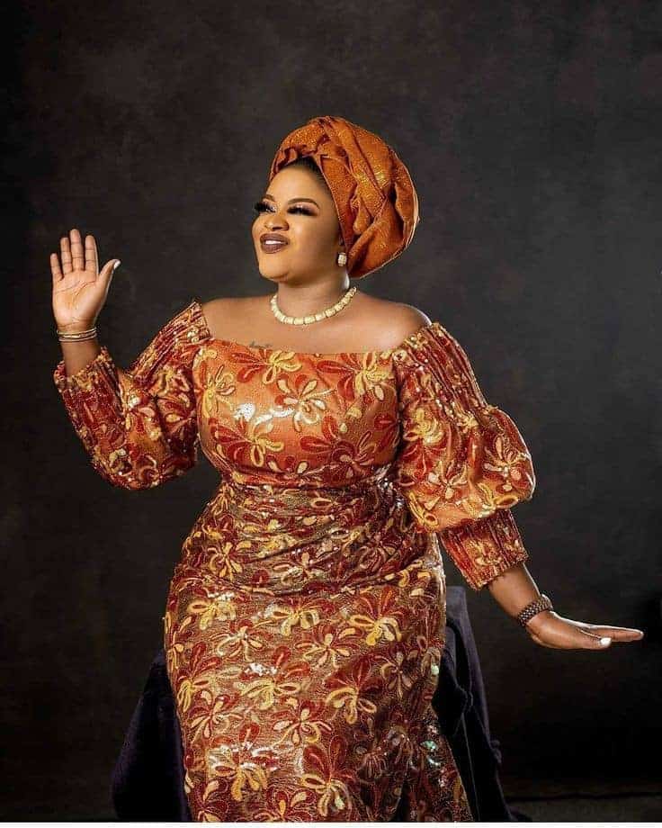 PHOTOS Unique Asoebi Styles For Women - Latest Fashion Styles For Church & Wedding. 
