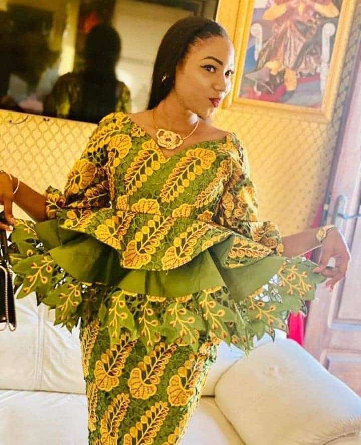 PHOTOS Unique Asoebi Styles For Women - Latest Fashion Styles For Church & Wedding. 