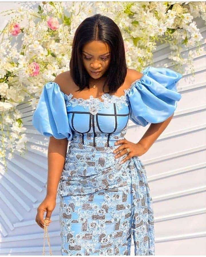 PHOTOS Unique Asoebi Styles For Women - Latest Fashion Styles For Church & Wedding. 