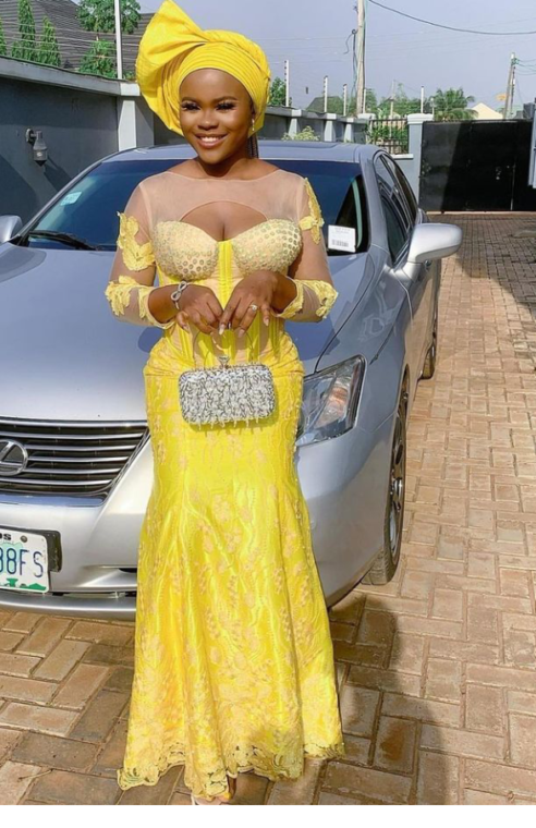 Ladies, Check Out These Stunning Asoebi Styles You Can Rock To Any Occasion (4)